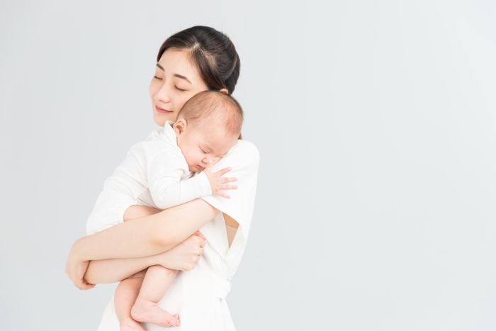 攝圖網_500962246_母嬰媽媽抱著寶寶睡覺（企業商用）.jpg